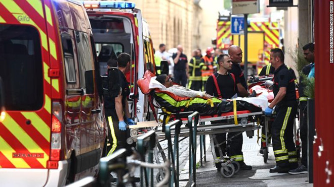 Nhân viên cứu hộ đưa nạn nhân vụ nổ lên xe cứu thương ở Lyon.