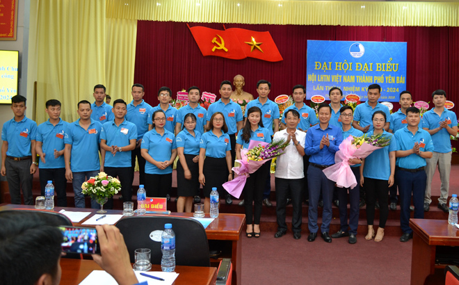 Lãnh đạo thành phố và Hội LHTN tỉnh tặng hoa Ban Chấp hành Hội LHTN Việt Nam thành phố Yên Bái khóa V nhiệm kỳ 2019 - 2024.