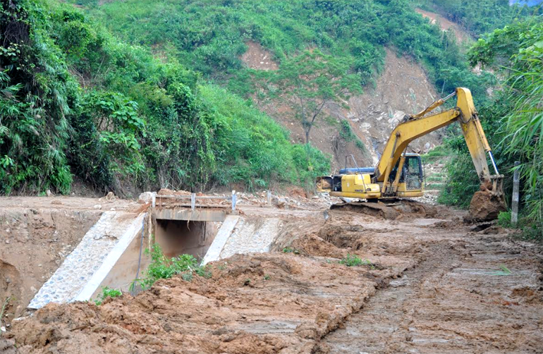 Ngành GTVT huy động máy móc hót gạt bùn đất tuyến đường lên xã Sùng Đô, Nậm Mười, huyện Văn Chấn.