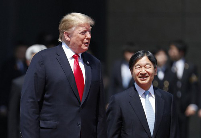 Tổng thống Mỹ Donald Trump (trái) và Nhật hoàng Naruhito.