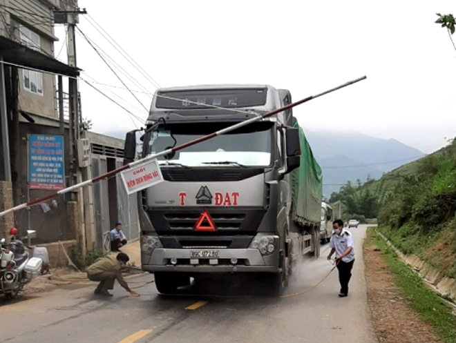 Lực lượng chức năng huyện Mù Cang Chải phun khử trùng các phương tiện giao thông qua chốt kiểm dịch động vật tạm thời trên quốc lộ 32 địa phận bản Tà Chơ, xã Cao Phạ.