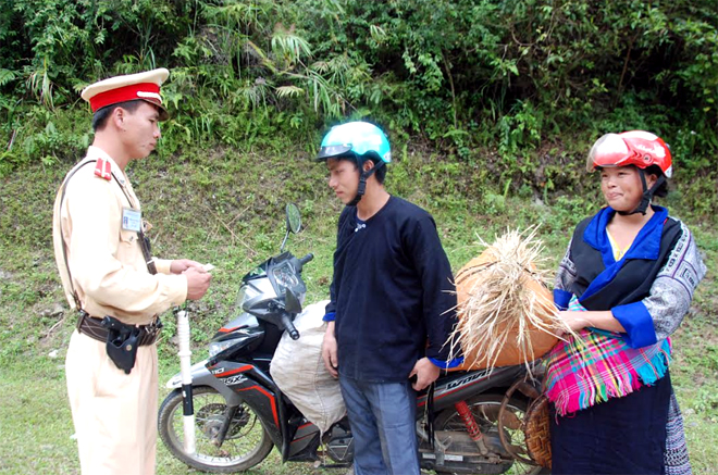 Cảnh sát giao thông huyện Mù Cang Chải kiểm tra giấy phép lái xe và tuyên truyền, phổ biến pháp luật cho người dân.