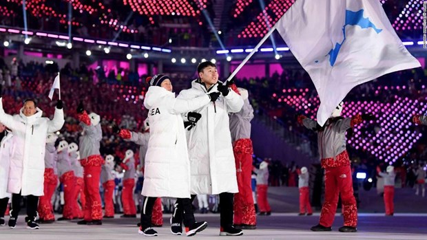 Đoàn vận động viên chung hai miền Triều Tiên diễu hành trong lễ khai mạc Olympic mùa Đông.