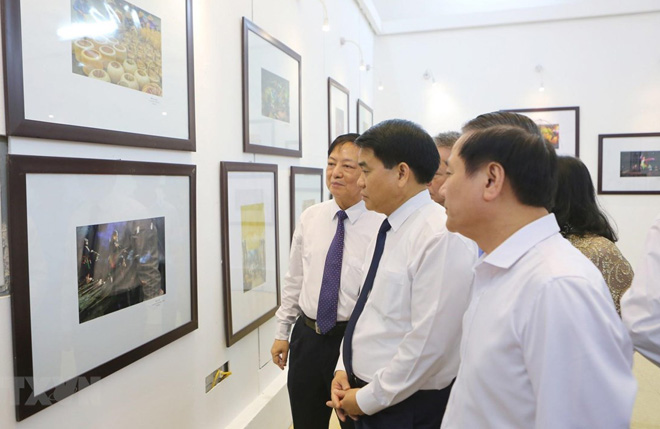 Ông Nguyễn Đức Chung, Chủ tịch UBND thành phố Hà Nội cùng các đại biểu tham quan triển lãm.
