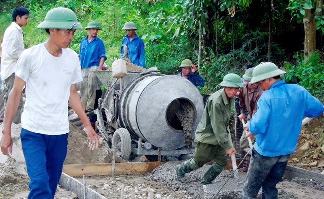 Cựu chiến binh xã Báo Đáp, huyện Trấn Yên góp công xây dựng nông thôn mới.