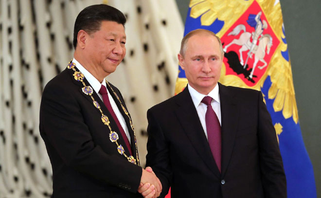Tổng thống Nga Vladimir Putin (phải) gặp Chủ tịch Trung Quốc Tập Cận Bình.
