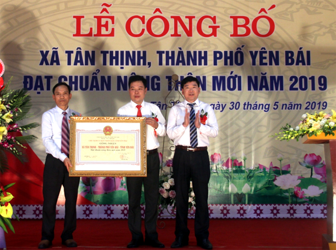 Đồng chí Nguyễn Phúc Cường – Phó Giám đốc Sở Nông nghiệp và Phát triển nông thôn trao Quyết định xã đạt chuẩn NTM cho Đảng bộ, chính quyền và nhân dân xã Tân Thịnh.