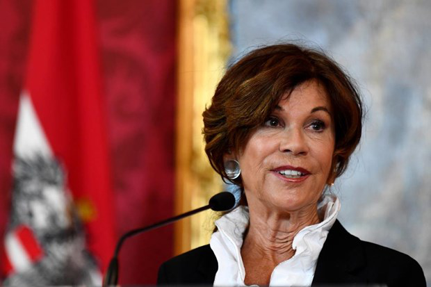 Chánh án Tòa án Hiến pháp Brigitte Bierlein làm thủ tướng tạm quyền.