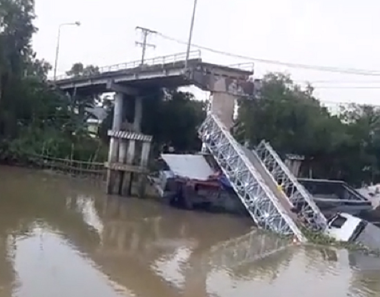 Sập cầu BOT tại Đồng Tháp, ô tô tải rơi xuống sông.