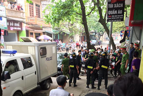 Cảnh sát khám nhà Trần Đình Sang vào sáng 9/4 ở thành phố Yên Bái.