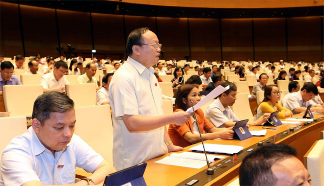 Đại biểu Giàng A Chu - Phó chủ tịch Hội đồng Dân tộc của quốc hội, Đoàn đại biểu Quốc hội Yên Bái thảo luận tại hội trường về dự án Luật Phòng, chống tác hại của rượu, bia. (Ảnh: Trí Dũng/TTXVN)