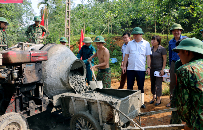 Bí thư Huyện ủy Yên Bình Đoàn Hữu Phung kiểm tra tiến độ làm đường giao thông nông thôn tại xã Đại Đồng.