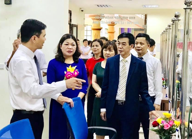 Đồng chí Dương Văn Tiến - Phó Chủ tịch UBND tỉnh cùng lãnh đạo thị xã Nghĩa Lộ kiểm tra hoạt động Bộ phận PVHCC thị xã.