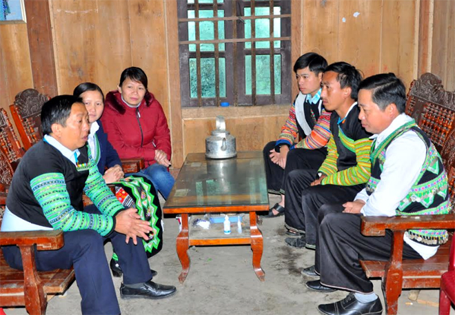 Cán bộ, đảng viên thôn Bu Cao, xã Suối Bu, huyện Văn Chấn trao đổi kiến thức, kỹ năng hòa giải ở cơ sở.
