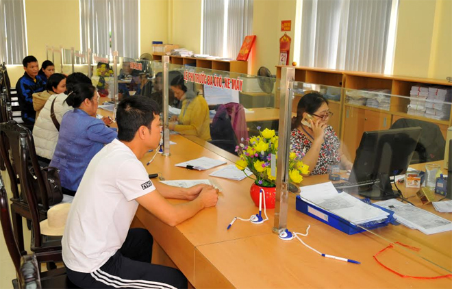 Bộ phận một cửa Chi cục Thuế thành phố Yên Bái phục vụ người nộp thuế.