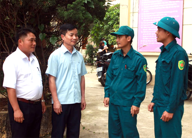 Lãnh đạo huyện Trạm Tấu trao đổi với các chiến sỹ tự vệ về công tác huấn luyện năm 2019.