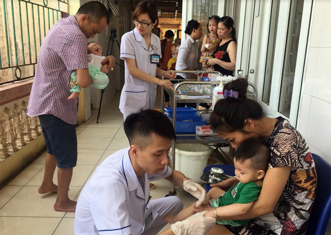 Bác sỹ Bệnh viện Sản - Nhi thăm khám cho bệnh nhi nhập viện vì nắng nóng.