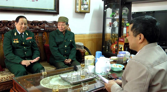 Phóng viên Báo Yên Bái trao đổi với ông Bùi Hòa Bình - Chủ tịch Hội Truyền thống - đường Hồ Chí Minh tỉnh Yên Bái (bên trái).