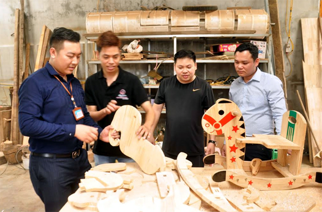 Xưởng sản xuất đồ gỗ mỹ nghệ của đoàn viên Nguyễn Hải Quân - tổ 7, thị trấn Mậu A giải quyết việc làm thường xuyên và thu nhập ổn định cho nhiều lao động địa phương.