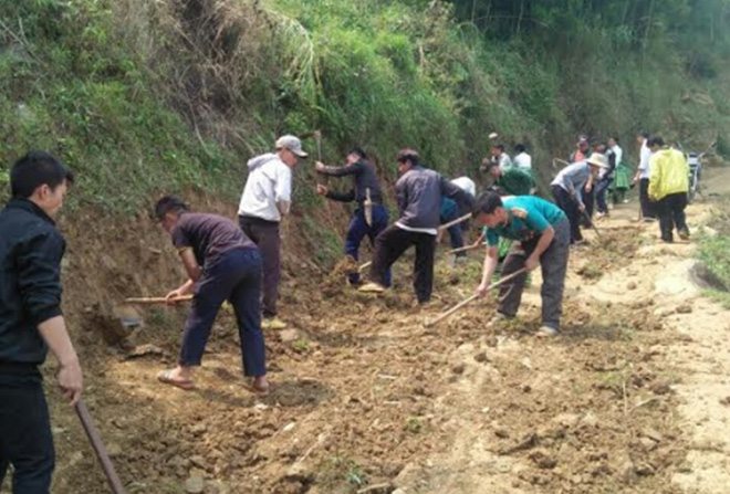 Người dân huyện Trạm Tấu tích cực tham gia làm đường giao thông nông thôn.