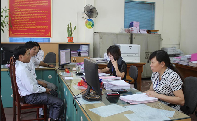 Cán bộ Chi cục Thuế khu vực Trấn Yên - Văn Yên hướng dẫn người nộp thuế.