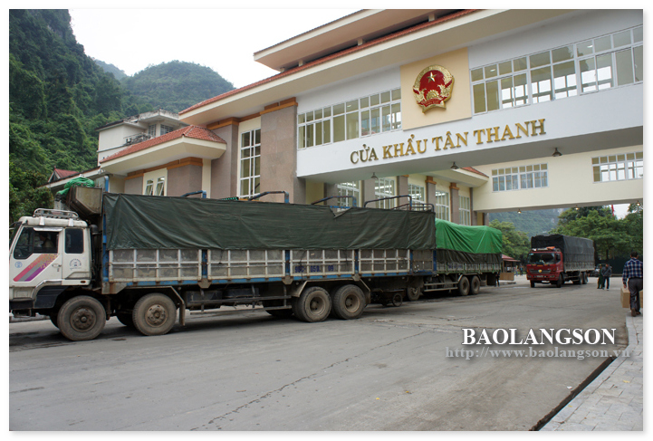Các phương tiện phục vụ xuất nhập khẩu hàng hóa qua cửa khẩu Tân Thanh.