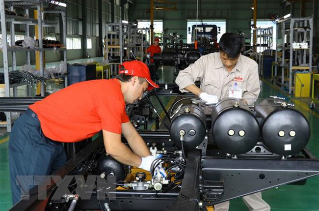 Các công nhận, kỹ sư làm việc tại Nhà máy Sản xuất và lắp ráp ô tô MAZ ASIA.
