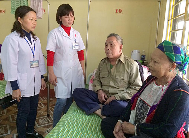Cán bộ Trung tâm Y tế huyện Văn Yên thăm hỏi bệnh nhân người dân tộc thiểu số đang điều trị tại Trung tâm.