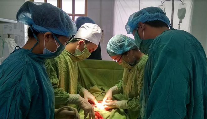 Bác sĩ Triệu Thị Nguyệt Ánh (thứ 2, bên phải) cùng các đồng nghiệp thực hiện ca mổ u xơ tử cung. (Ảnh: Phan Tuấn)
