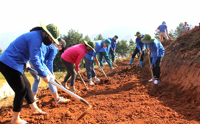 Đoàn viên thanh niên tình nguyện huyện Trạm Tấu trên công trường khai hoang ruộng nước tại xã Bản Công.