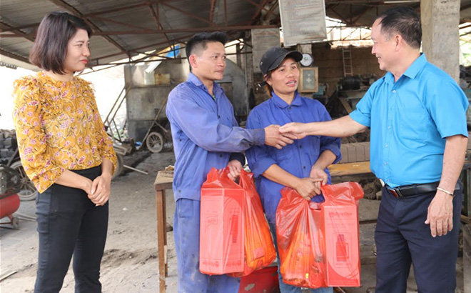 Lãnh đạo Liên đoàn Lao động huyện Trấn Yên trao quà hỗ trợ của Liên đoàn Lao động tỉnh cho công nhân Công ty cổ phần Sản xuất vật liệu xây dựng Bảo Hưng có hoàn cảnh khó khăn do ảnh hưởng của dịch Covid-19 và thiệt hại do thiên tai gây ra.