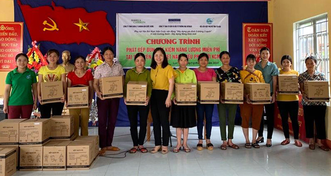 Vice Chairwoman of the Yen Bai Women’s Union presents the energy saving stoves to members of the union in Luc Yen district
