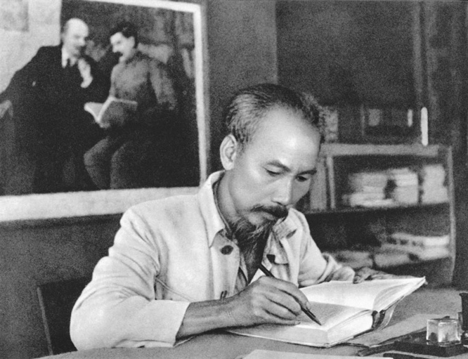 Chủ tịch Hồ Chí Minh trong phòng làm việc của Người tại căn cứ địa Việt Bắc (1951). Ảnh tư liệu