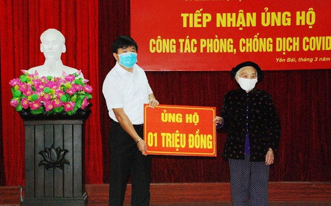 Cụ Hà Thị Dần trao tiền ủng hộ phòng, chống Covid-19.