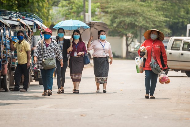 Người dân đeo khẩu trang phòng lây nhiễm COVID-19 tại Vientiane của Lào.