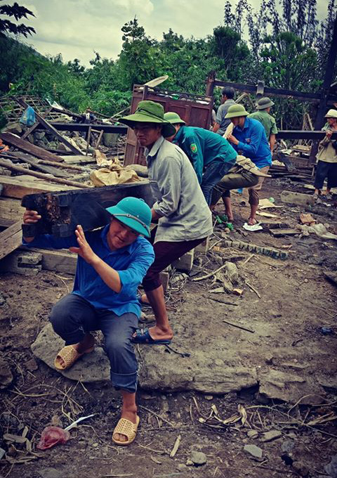 Thanh niên Mù Cang Chải giúp dân khắc phục hậu quả bão lũ.
