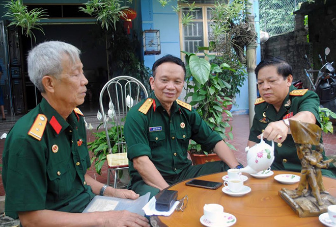 Cựu chiến binh Nguyễn Đình Khôi (bên phải) cùng các đồng đội ôn lại những ký ức trực tiếp tham gia Chiến dịch Hồ Chí Minh lịch sử.