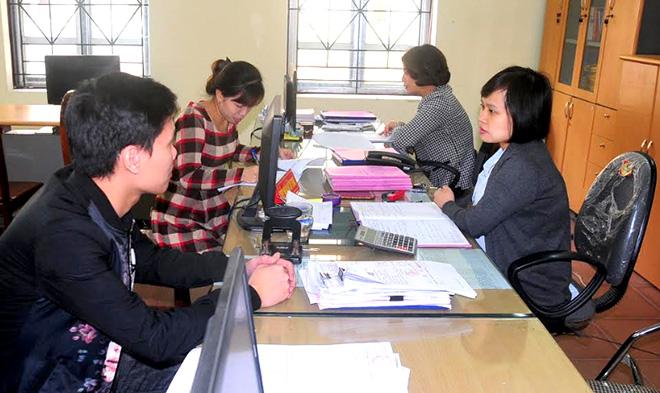 Bộ phận một cửa Chi cục Thuế khu vực Trấn Yên - Văn Yên hỗ trợ người nộp thuế quyết toán thuế năm 2019.