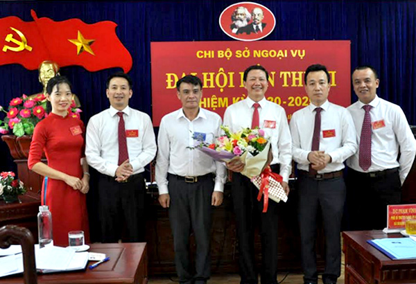 Lãnh đạo Đảng ủy Khối cơ quan và doanh nghiệp tỉnh tặng hoa chúc mừng Ban chi ủy Chi bộ Sở Ngoại vụ khóa mới.