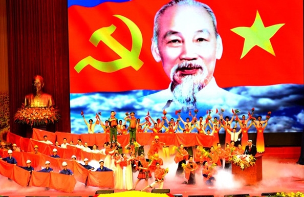 Trong ảnh: Tiết mục ca ngợi công lao của Chủ tịch Hồ Chí Minh tại Lễ kỷ niệm 90 năm Ngày thành lập Đảng Cộng sản Việt Nam (3/2/1930-3/2/2020).