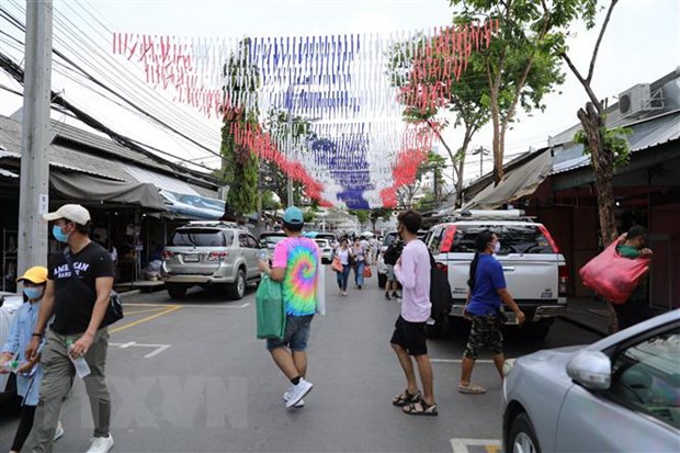 Khách hàng mua sắm tại khu chợ Chatuchak ở Bangkok, Thái Lan ngày 9/5/2020.