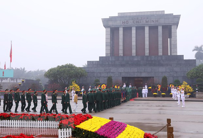 Lực lượng vũ trang, cán bộ, nhân dân vào Lăng viếng Chủ tịch Hồ Chí Minh.