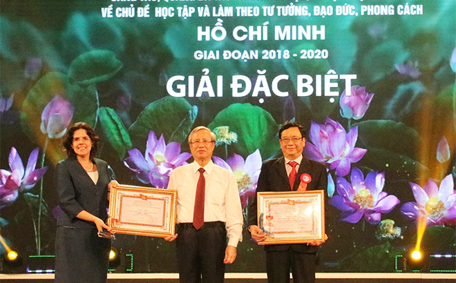 Ủy viên Bộ Chính trị, Thường trực Ban Bí thư Trần Quốc Vượng trao 2 Giải đặc biệt cho các cá nhân, tập thể đoạt giải.