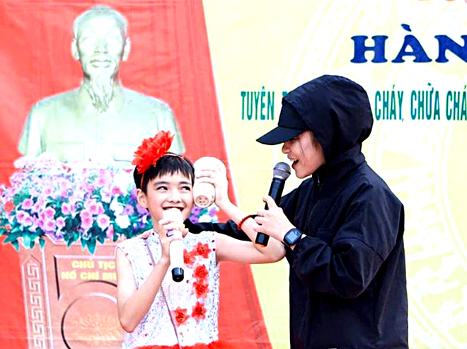 Em Trần Đức Thiện - học sinh lớp 7A, Trường THCS Tô Hiệu, thị xã Nghĩa Lộ tham gia hoạt động ngoại khóa tại nhà trường.