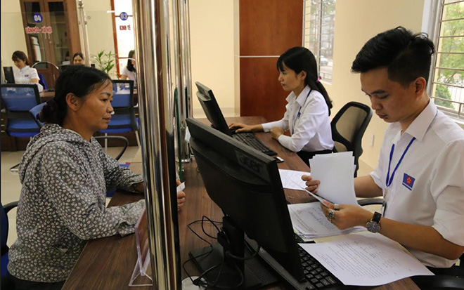 Người dân đến giao dịch tại Bộ phận Phục vụ hành chính công huyện Trấn Yên.
