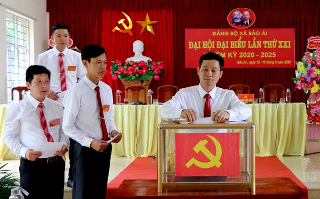 Các đại biểu bỏ phiếu bầu Ban Chấp hành Đảng bộ xã Bảo Ái, nhiệm kỳ 2020 - 2025.