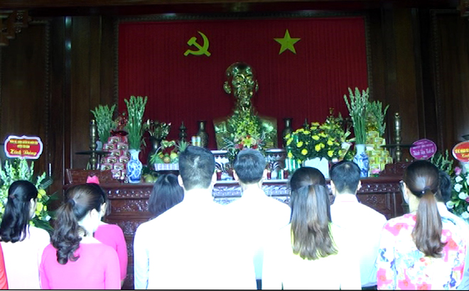 Đảng bộ phường Minh Tân, Yên Thịnh, các xã Âu Lâu, Minh Bảo dâng hương tưởng niệm Bác Hồ