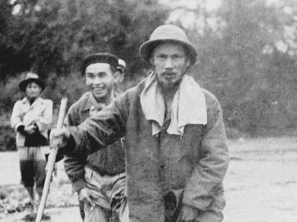 Các chiến sỹ Cảnh vệ luôn theo sát, bảo vệ tuyệt đối an toàn Bác Hồ trên đường đi công tác ở Việt Bắc, 1951. (Ảnh: Tư liệu/TTXVN phát)