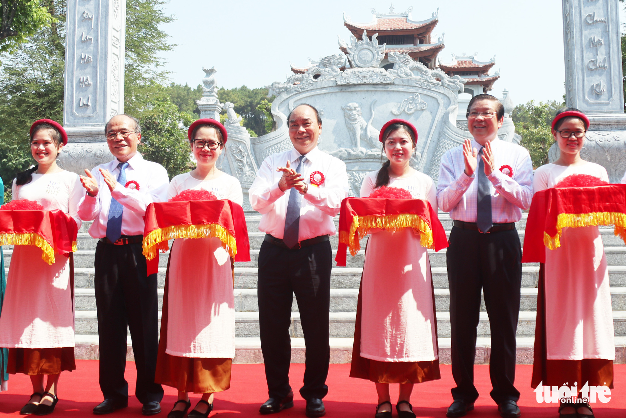 Thủ tướng Nguyễn Xuân Phúc và các đại biểu cắt băng khánh thành đền Chung Sơn sáng 16-5