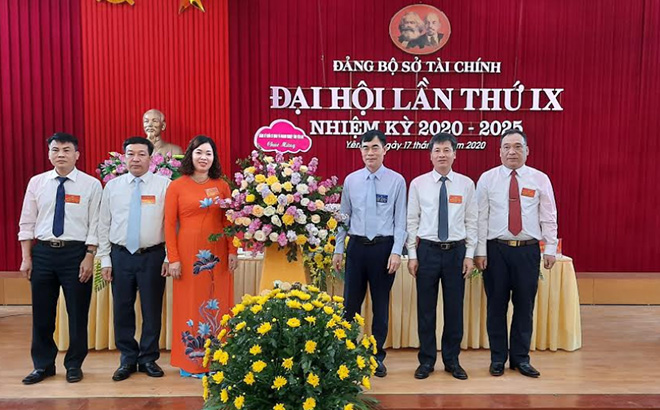 Đồng chí Đỗ Quang Minh – Phó Bí thư Đảng ủy Khối cơ quan và doanh nghiệp tặng hoa chúc mừng Đại hội.